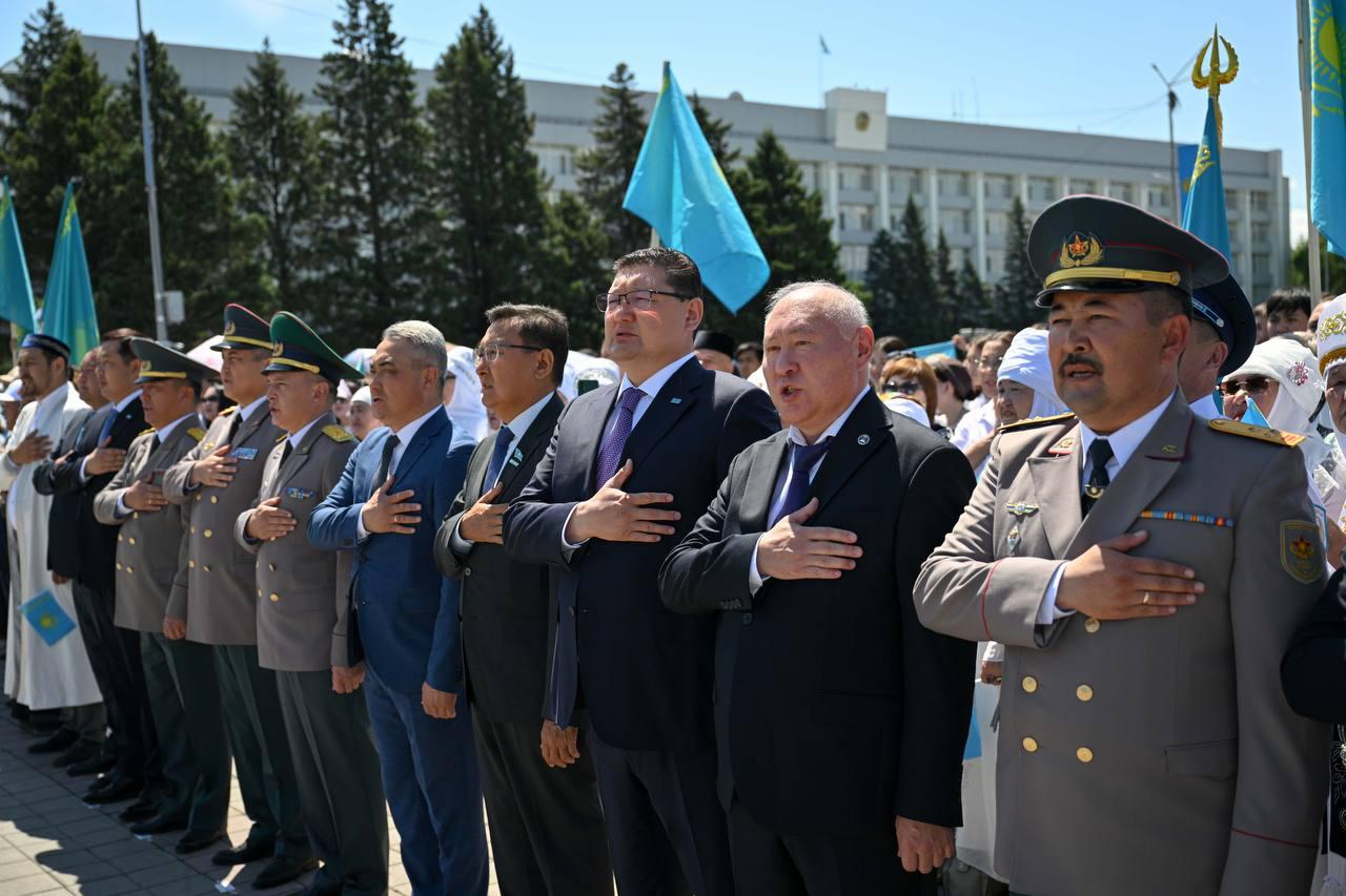 В Семее состоялась церемония поднятия Государственного флага в честь Дня государственных символов