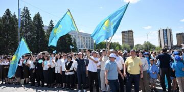 В Семее состоялась церемония поднятия Государственного флага в честь Дня государственных символов