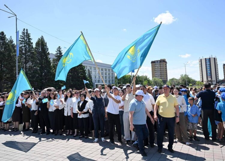 В Семее состоялась церемония поднятия Государственного флага в честь Дня государственных символов