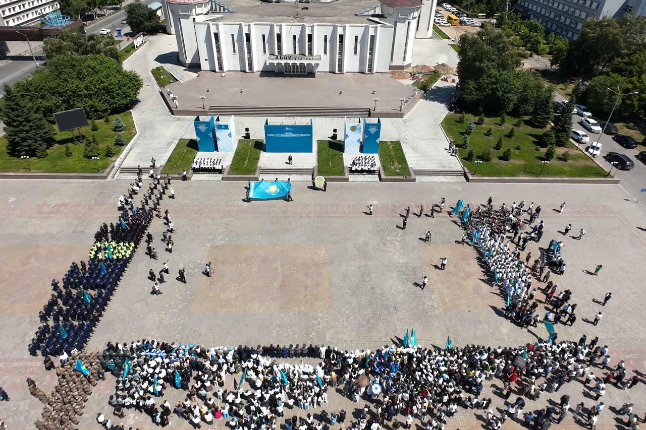 В Семее состоялась церемония поднятия Государственного флага в честь Дня государственных символов