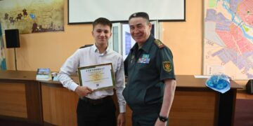 Отличникам службы вручили сертификаты на обучение в вузе