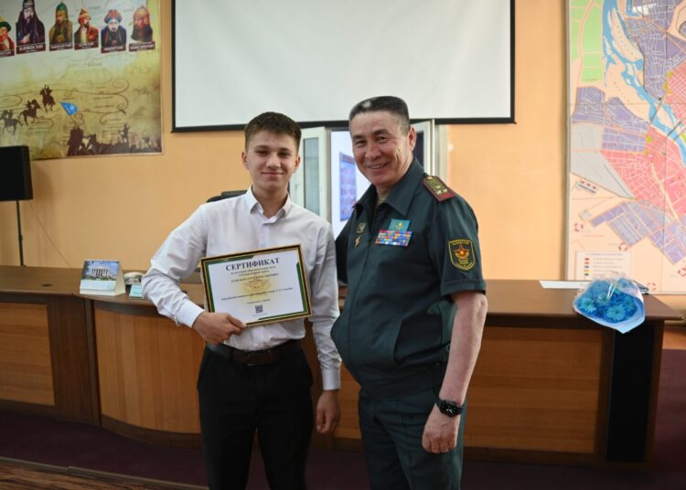 Отличникам службы вручили сертификаты на обучение в вузе