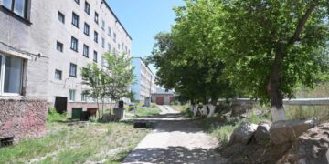 Аким Абайской области посетил школу №42 в Семее: интернат нуждается в расширении