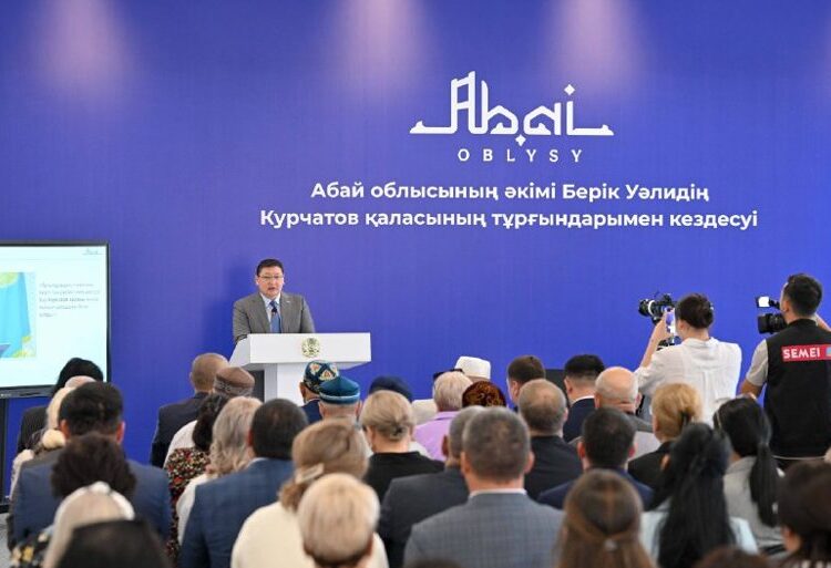 Социальное развитие и стратегические планы: аким Абайской области провёл встречу с жителями Курчатова