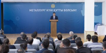 Премьер-министр вручил награды металлургам по поручению Президента