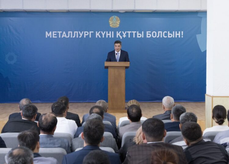 Премьер-министр вручил награды металлургам по поручению Президента