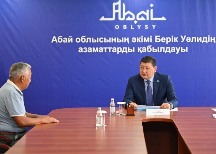 Берик Уали провёл приём граждан в Бескарагайском районе: в центре внимания — вода, дороги и свет