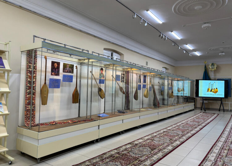 В области Абай прошла выставка, посвященная Национальному дню домбры