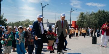Ветераны приняли участие в церемонии возложения цветов к памятнику Абая