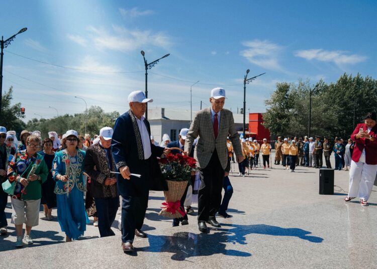Ветераны приняли участие в церемонии возложения цветов к памятнику Абая