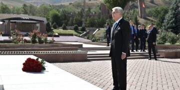 Глава государства Касым-Жомарт Токаев возложил цветы к Национальному историко-мемориальному комплексу «Ата-Бейит»