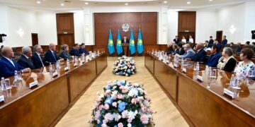 От имени Главы государства Премьер-министр Олжас Бектенов вручил награды работникам строительной отрасли