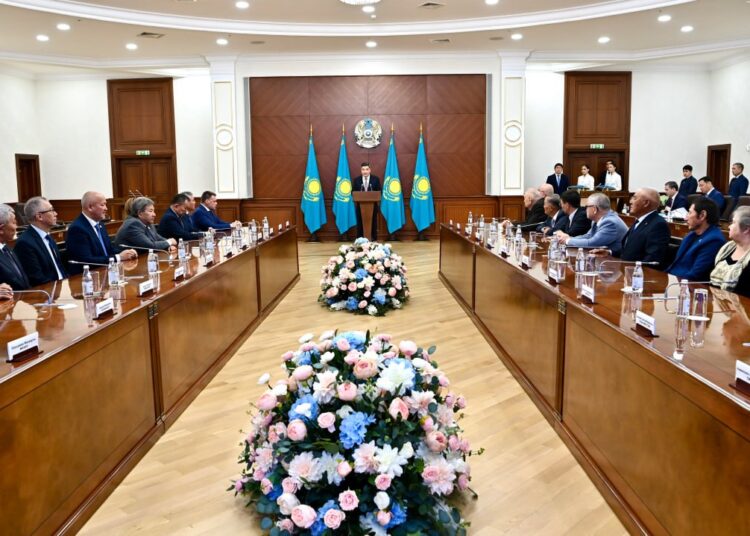 От имени Главы государства Премьер-министр Олжас Бектенов вручил награды работникам строительной отрасли