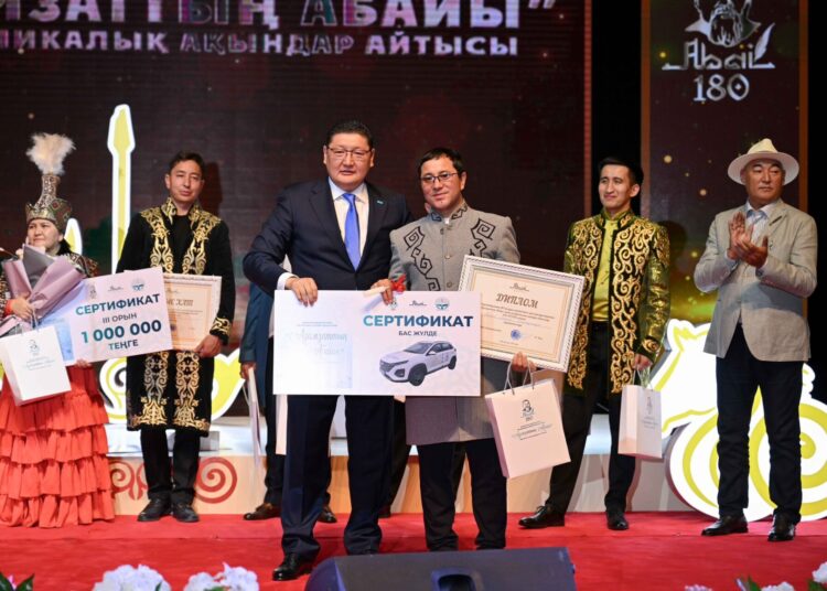 Максат Аканов стал обладателем Гран-при республиканского айтыса «Адамзаттың Абайы»