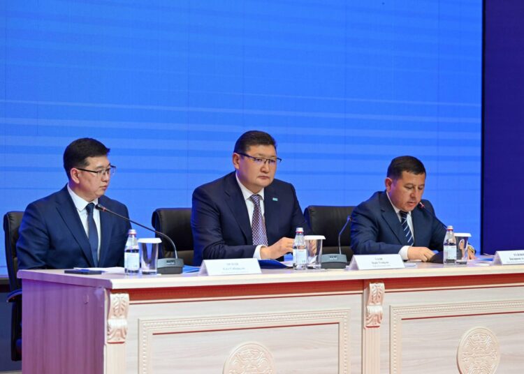 Аким области Абай Берик Уали выступил с докладом на августовской конференции педагогов