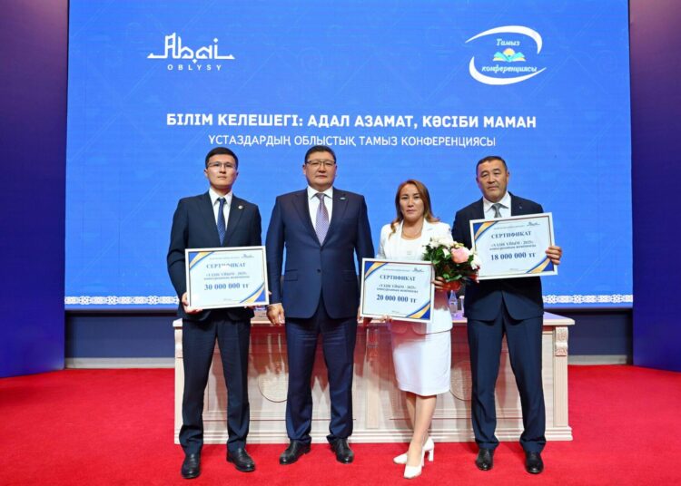В рамках августовской конференции аким области Абай Берик Уали вручил высокие награды педагогам, внёсшим значительный вклад в развитие образования региона.