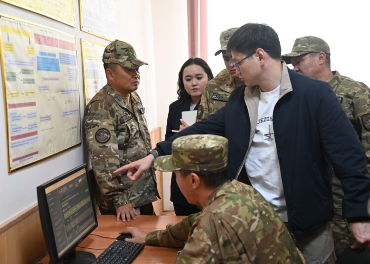 Заместитель министра обороны по цифровизации посетил Абайский и Аягозский гарнизоны