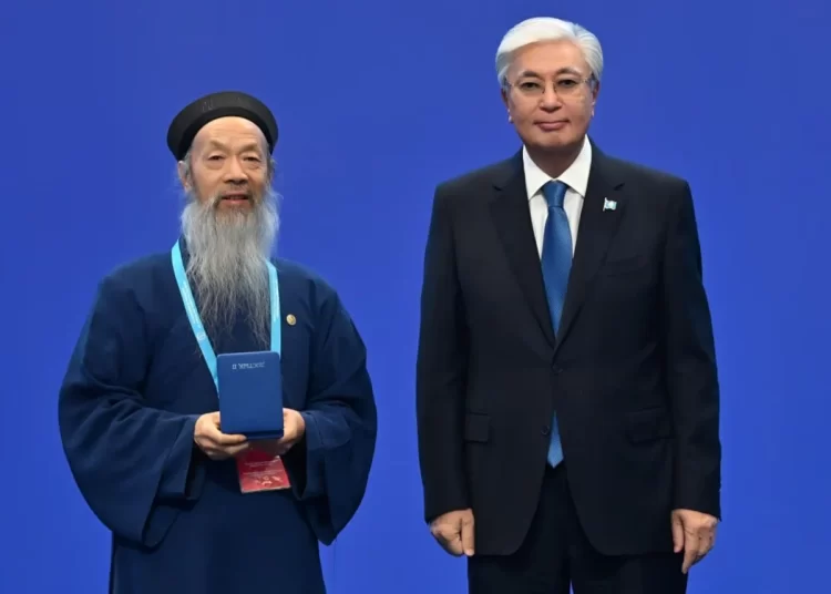 Касым-Жомарт Токаев вручил участникам Съезда лидеров религий госнаграды