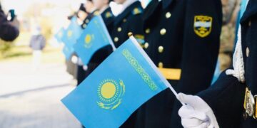 В городе Семей в честь Дня Республики был торжественно поднят Государственный флаг
