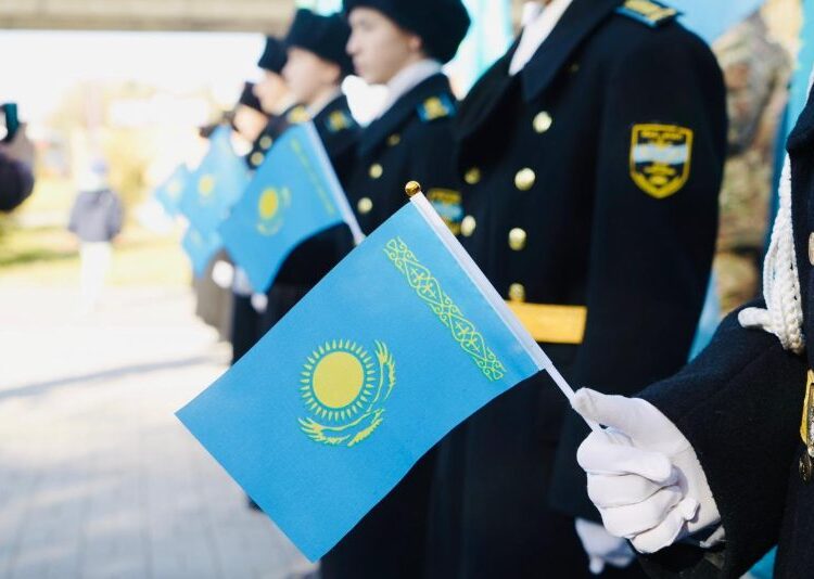 В городе Семей в честь Дня Республики был торжественно поднят Государственный флаг