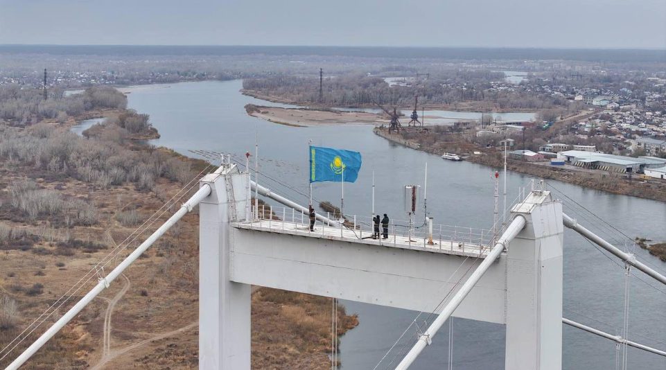 В городе Семей в честь Дня Республики был торжественно поднят Государственный флаг