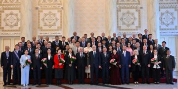 Президент вручил награды ко Дню Республики ряду казахстанцев