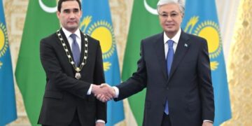 Глава государства наградил Президента Туркменистана орденом «Алтын Қыран»