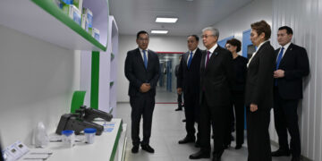 Глава государства ознакомился с деятельностью фармацевтических предприятий Жамбылской области