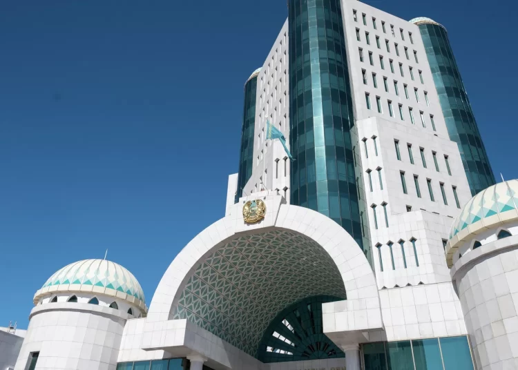 Сенат Казахстана принял поправки о запрете пропаганды ЛГБТ*