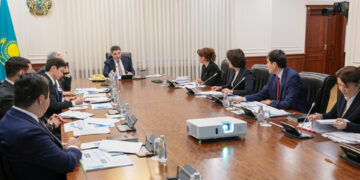 Олжас Бектенов провел совещание по вопросам финансовой дисциплины и цифровизации сферы здравоохранения