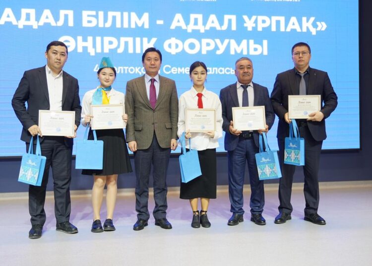 В области Абай прошёл региональный форум «Адал білім – адал ұрпақ»