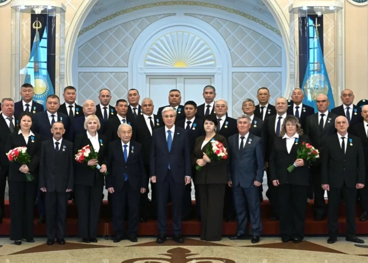 Президент Казахстана вручил госнаграды энергетикам