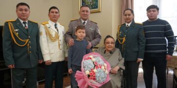 В Алматы военнослужащие с оркестром поздравили Бибигуль Тулегенову с днем рождения