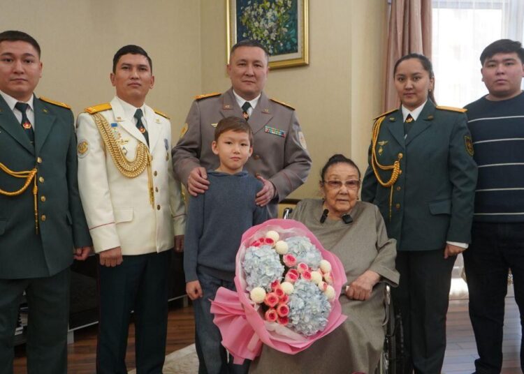 В Алматы военнослужащие с оркестром поздравили Бибигуль Тулегенову с днем рождения