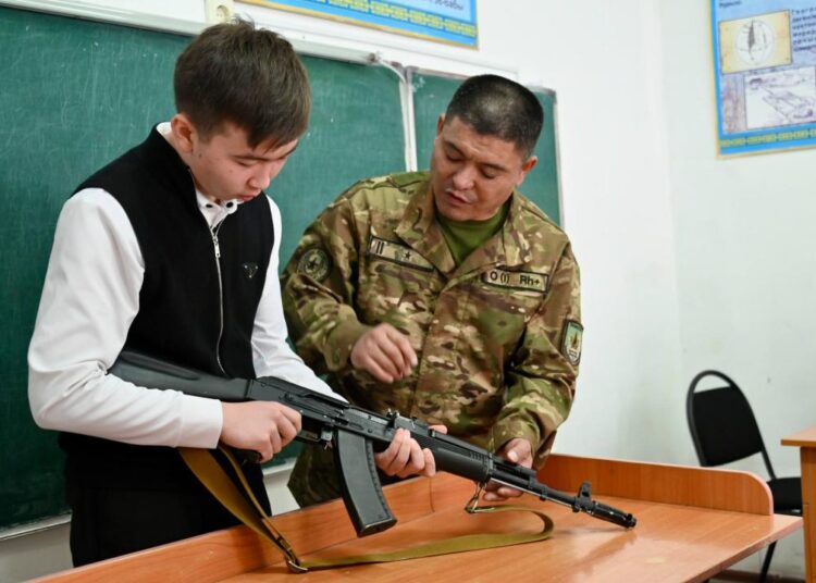 В Казахстане обновлены правила НВП: армия усиливает подготовку допризывников