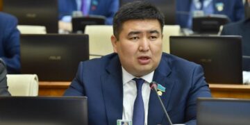 Елнур Бейсенбаев предложил укрепить понятие семьи и брака в Конституции