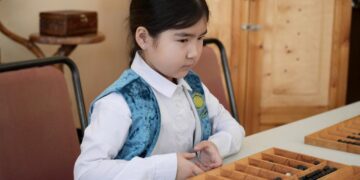 Тогызкумалак для всех: в Семее открылся клуб по обучению национальной игре