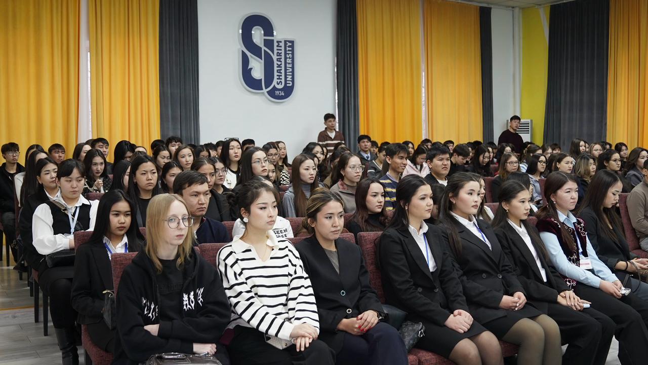 Как ИИ меняет повседневную жизнь и законы: в области Абай прошла информационная встреча со студентами