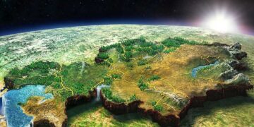 Центром по борьбе с дезинформацией фиксируется распространение ложной информации о том, что якобы в тексте проекта новой Конституции Республики Казахстан отменен запрет на продажу земель иностранцам.