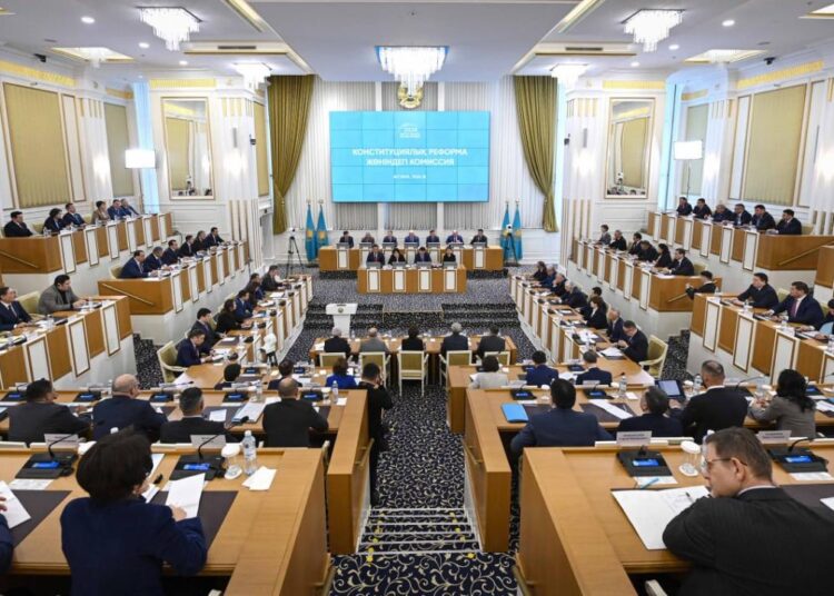 Конституционная комиссия приступила к обсуждению проекта поправок