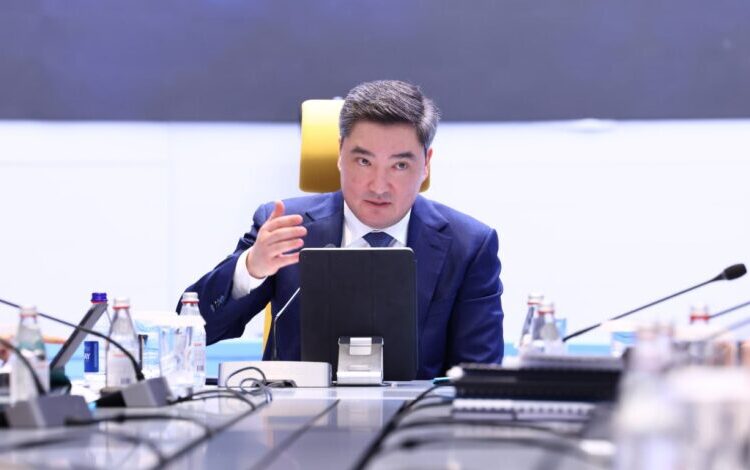 Олжас Бектенов обсудил с экспертами вопросы развития экономики
