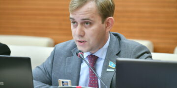 Гарантии свободы слова и права на мирные собрания сохраняются в прежнем объеме – депутат о поправках в Конституцию РК