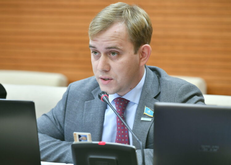 Гарантии свободы слова и права на мирные собрания сохраняются в прежнем объеме – депутат о поправках в Конституцию РК