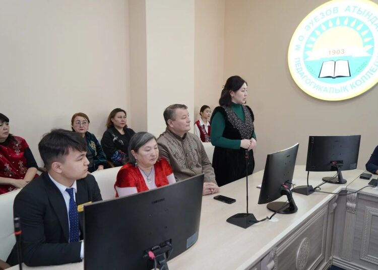 Шалкар Байбеков разъяснил в колледже имени Ауэзова конституционную реформу и вопросы референдума