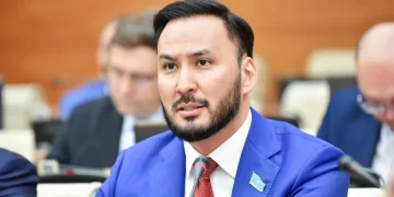 Айдарбек Ходжаназаров предложил закрепить нацвалюту тенге в новой Конституции