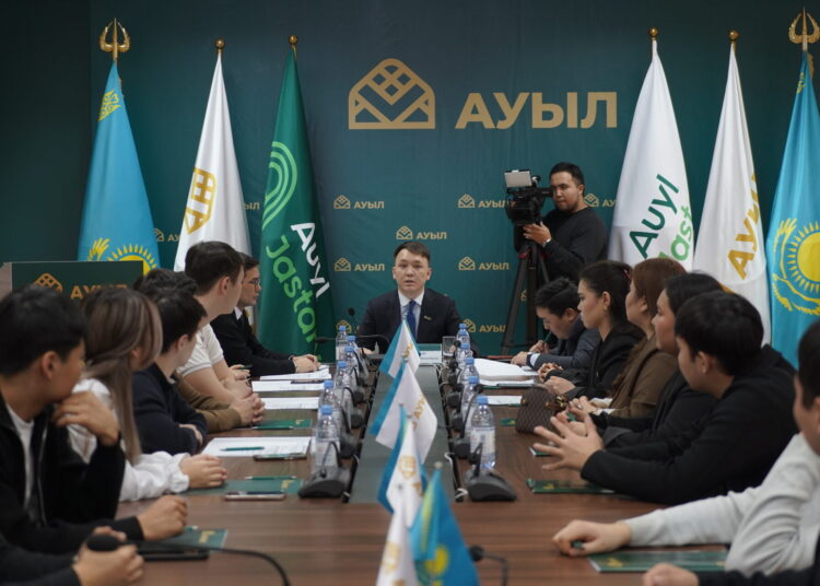 Молодежные лидеры заявили о поддержке проекта новой Конституции на встрече в Астане