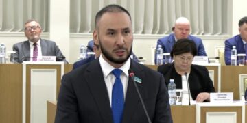 Айдарбек Ходжаназаров предложил закрепить нацвалюту тенге в новой Конституции