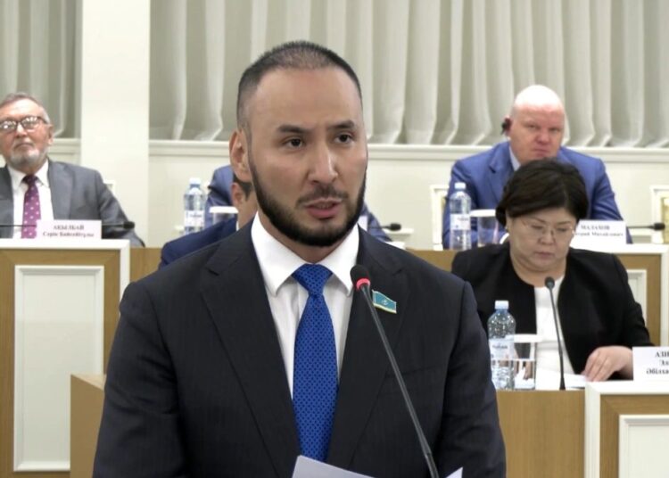 Айдарбек Ходжаназаров предложил закрепить нацвалюту тенге в новой Конституции