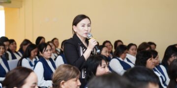 В области Абай члены коалиции провели содержательную встречу с коллективом гимназии №5 города Семей