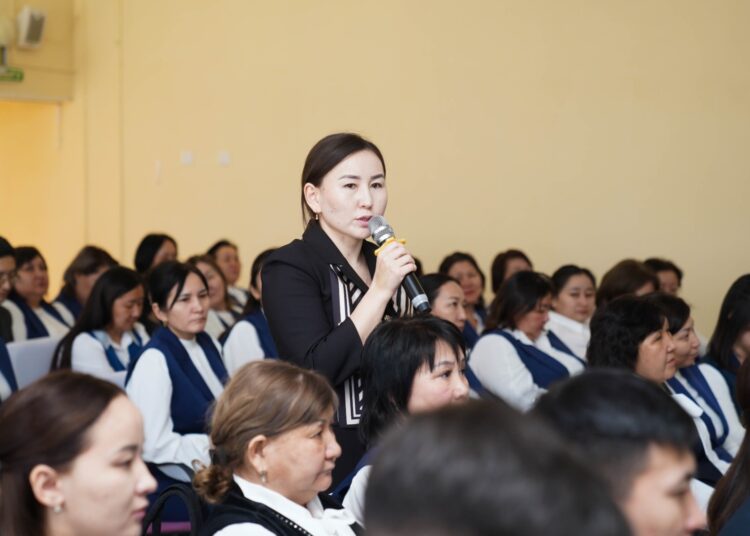 В области Абай члены коалиции провели содержательную встречу с коллективом гимназии №5 города Семей